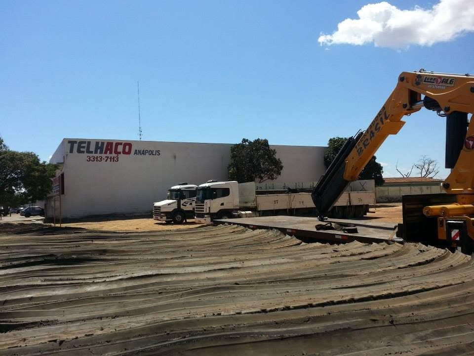 Manta de borracha estendida no pátio, pronta para expedição