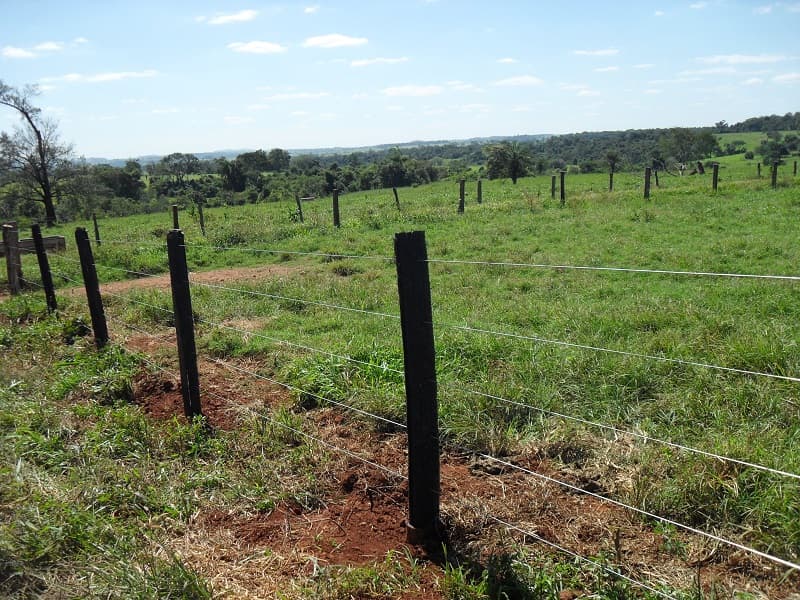 Cercamento rural com postes feitos de pneu reciclado